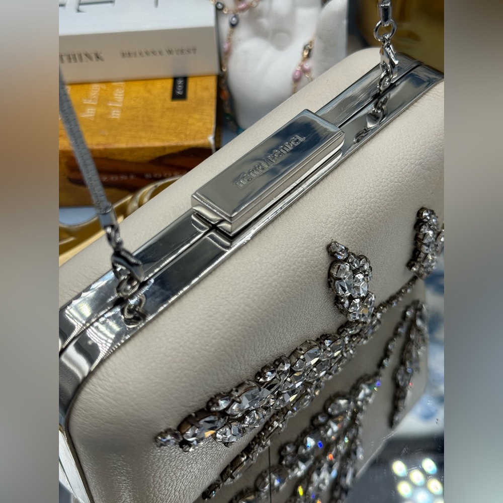 🆕 HENRI BENDEL 🧿 NWOT Ivory Leafy Crystal Embellished Clutch, with Chain Strap - Picture 4 of 15